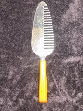 Vintage Bakelite Butterscotch Yellow Pie Cake Server Slicer Knife Comb Edge